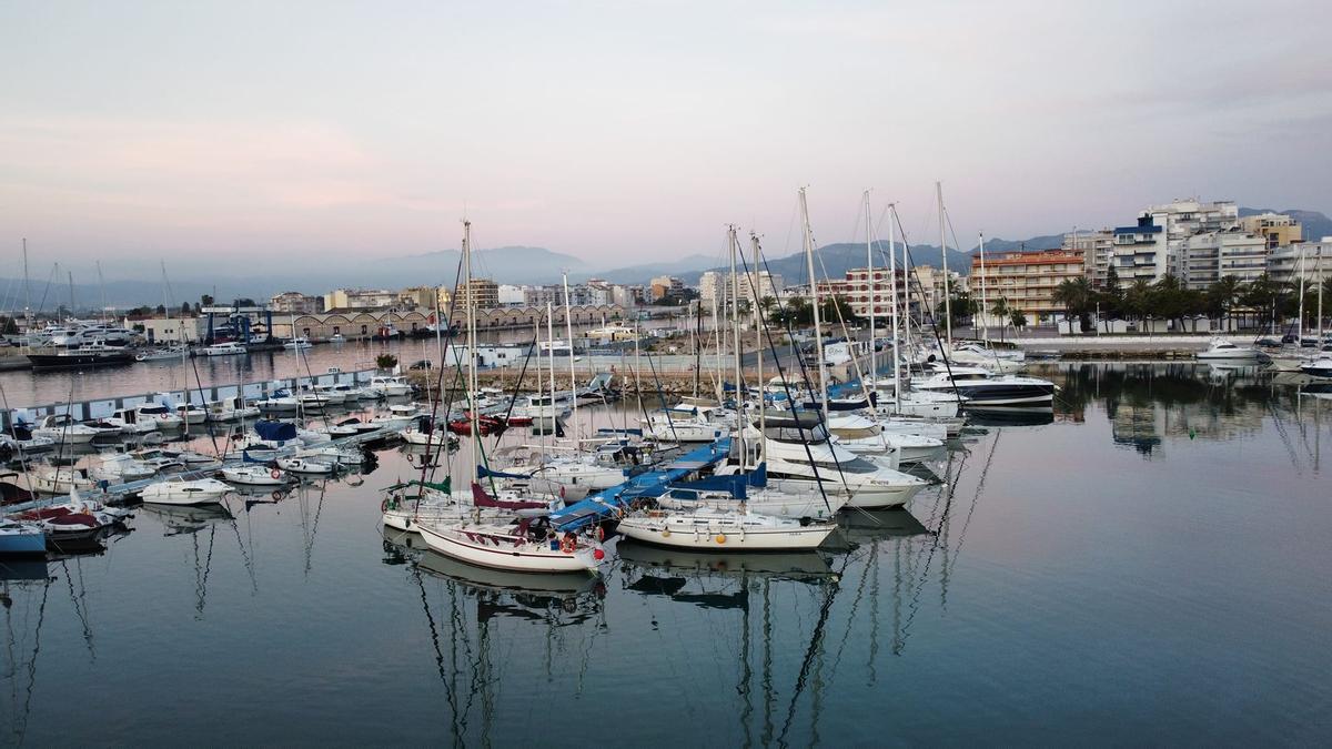 Instalaciones del Náutico de Gandia, con la zona de amarre de embarcaciones en primer término