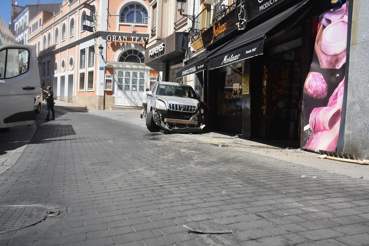 Galería | Aparatoso accidente en el centro de Cáceres Galería | Aparatoso accidente en el centro de Cáceres