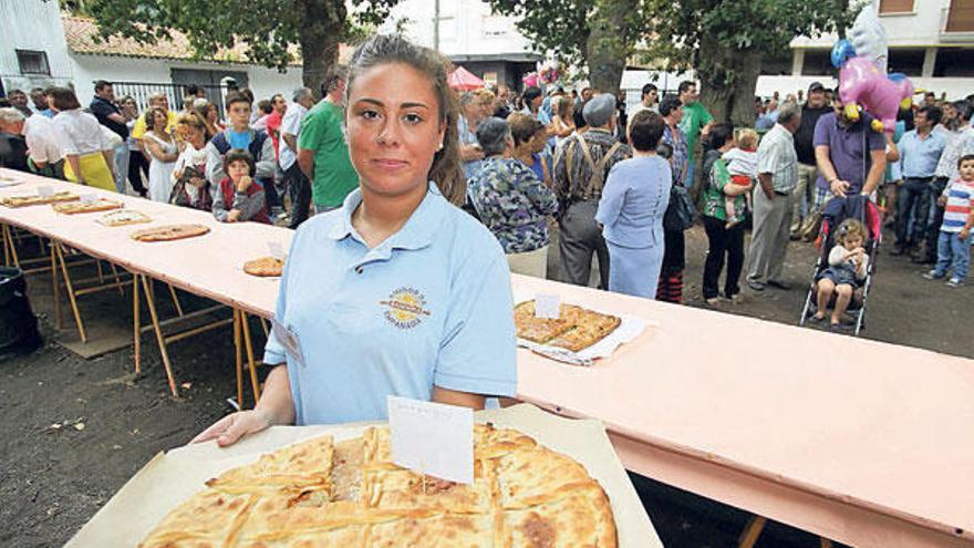 Una representante de la comisión muestra la empanada ganadora, de la panadería A Xesta.  // Bernabé/Gutier