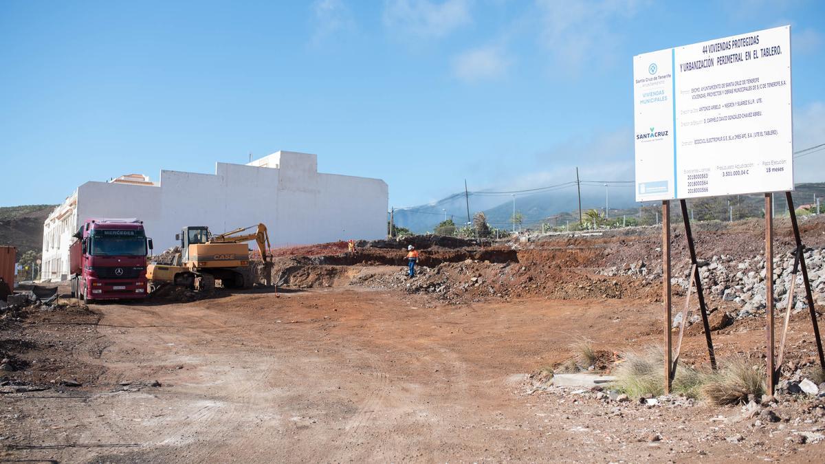 Un instante de los trabajos para la construcción de 44 viviendas protegidas en la localidad de El Tablero, en Santa Cruz de Tenerife.