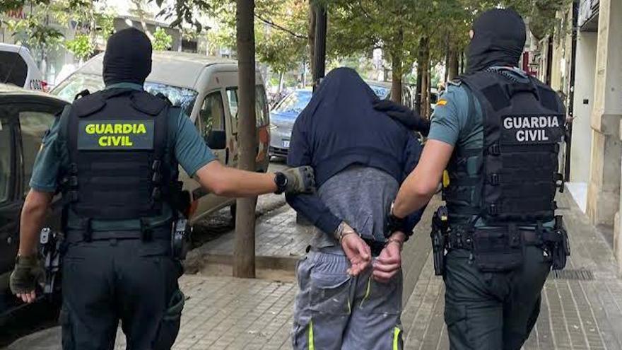 Uno de los detenidos en la operación en València.