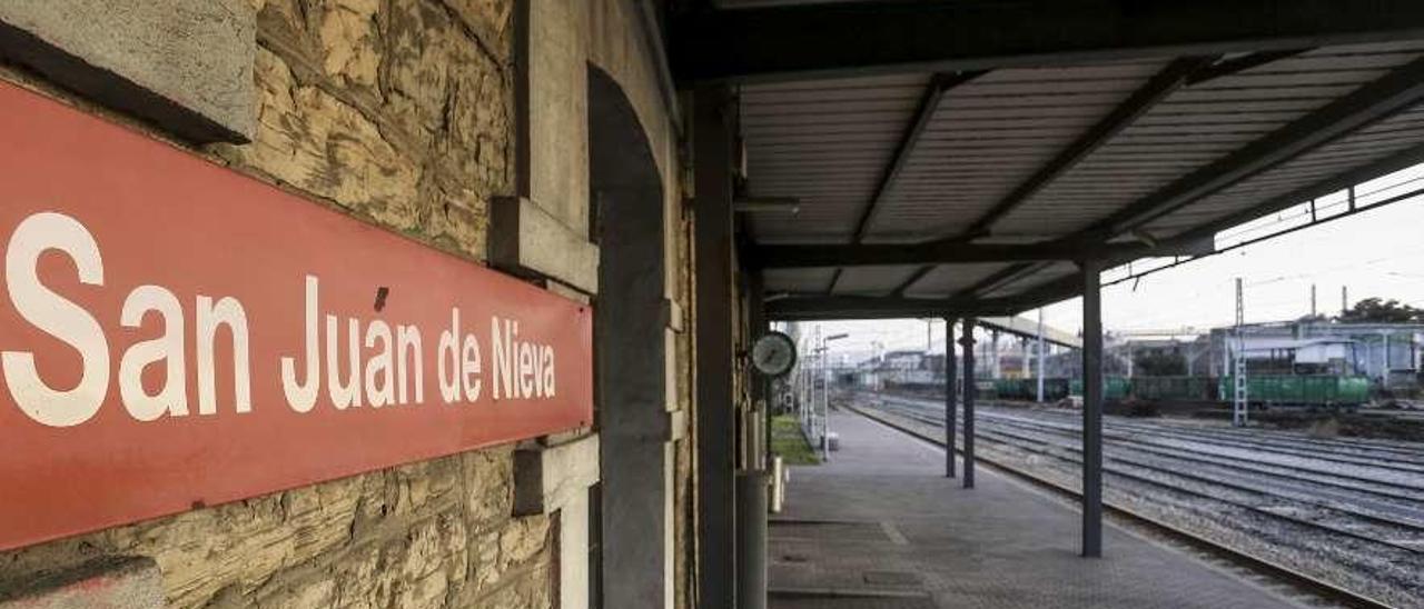 La estación de San Juan de Nieva, final de la línea ferroviaria de Renfe.