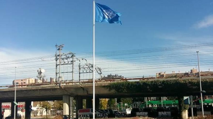 Una bandera de l&#039;ONU a la plaça Europa