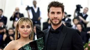 Miley Cyrus y Liam Hemsworth posan en el ’photocall’ de la gala solidaria del Metropolitan Museum of Art s Costume, el pasado mayo en Nueva York.
