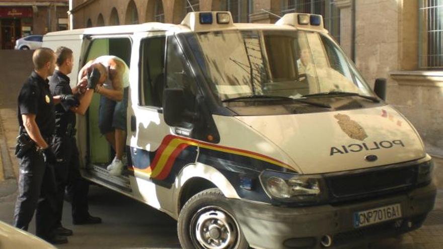 José O.S., alias El Farru, sale del furgón policial ayer en los juzgados en Palma.