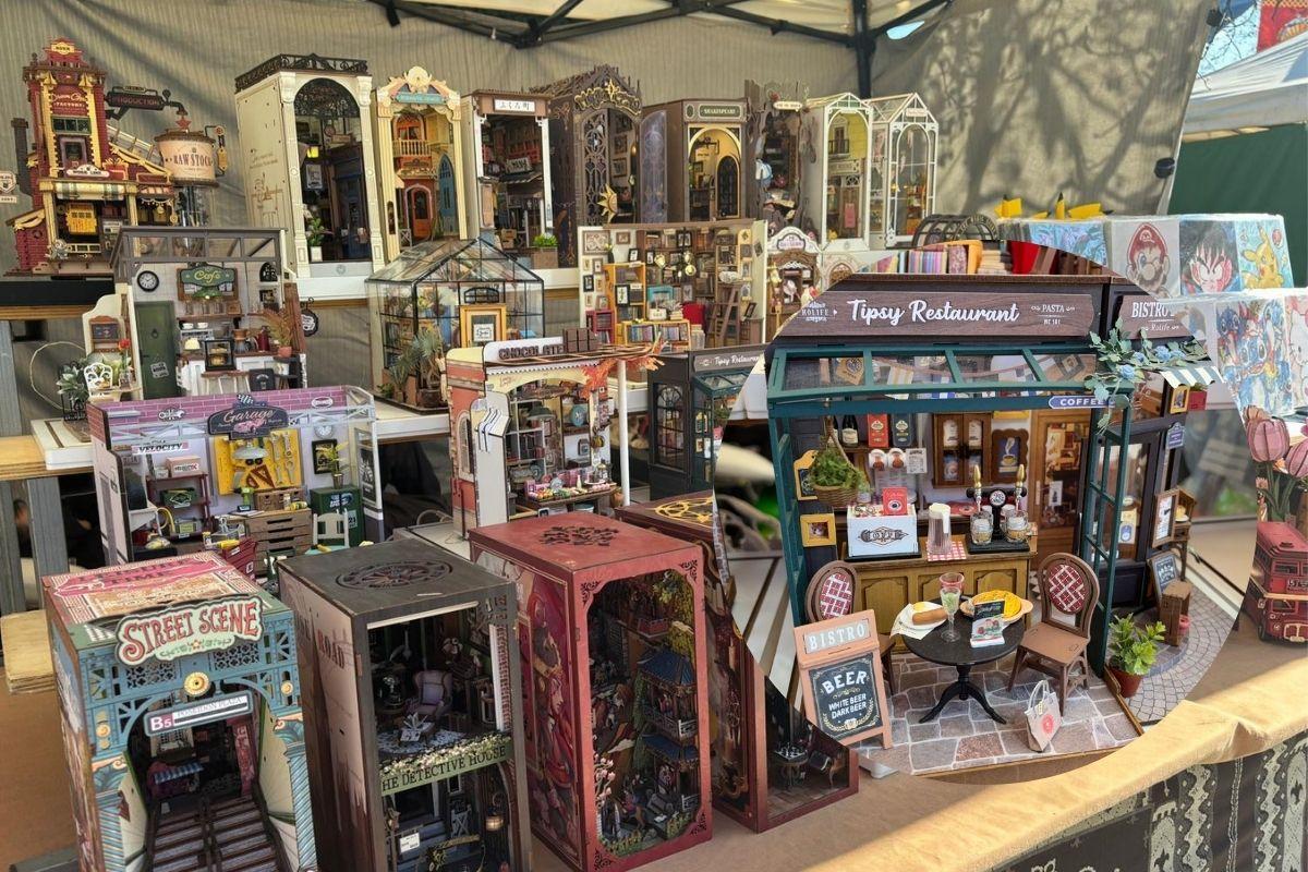 Puesto dedicado a maquetas de casas