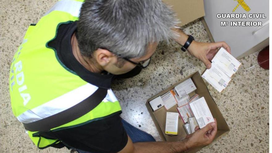 La Guardia Civil, en la farmacia inspeccionada