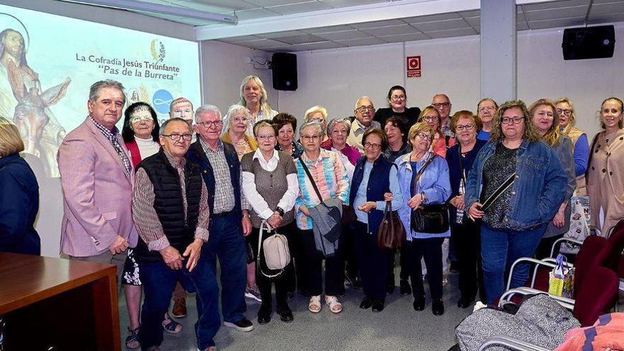 Acto de entrega de la donación de la cofradía de Jesús Triunfante de Crevillent