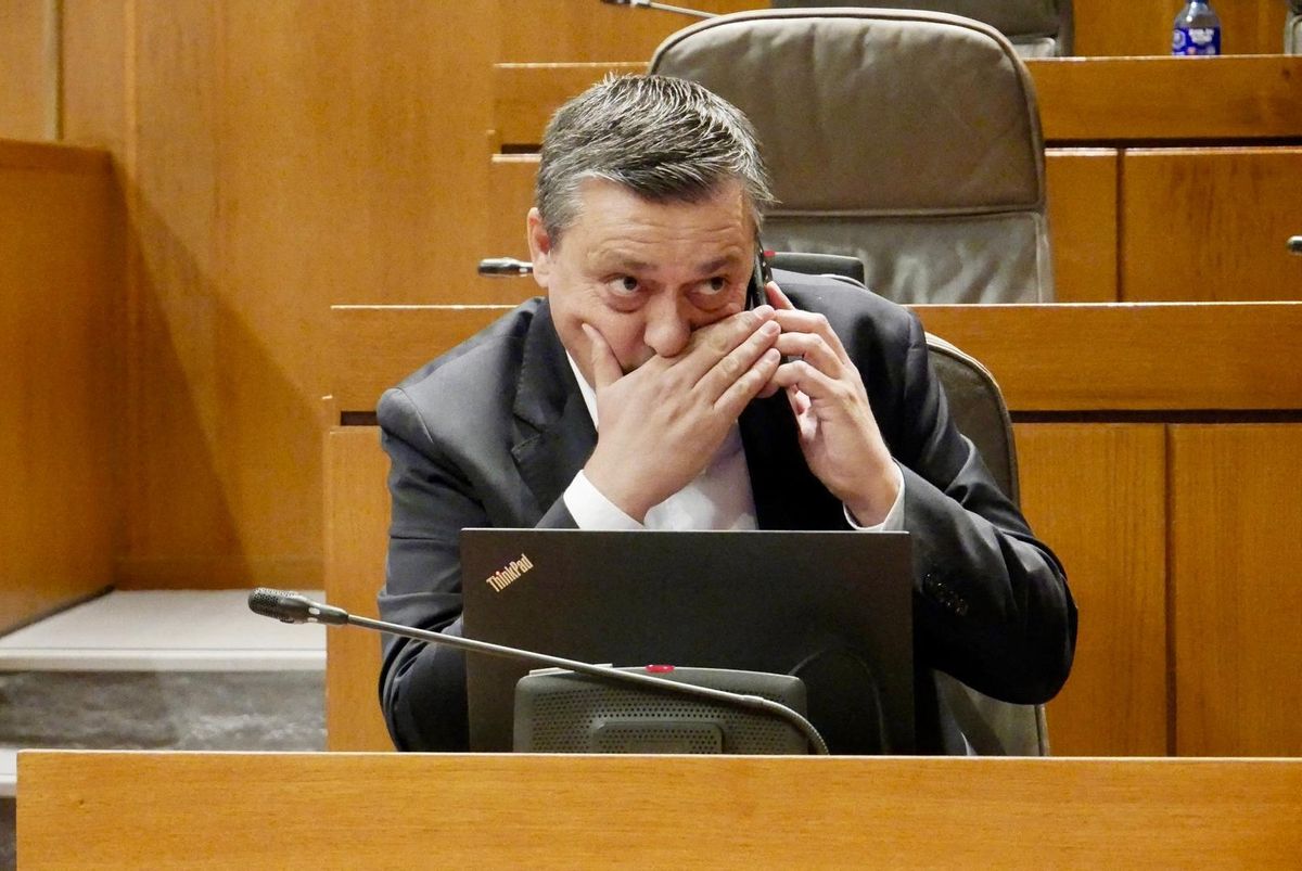 El portavoz socialista, Fernando Sabés, habla por teléfono en el pleno, este jueves.