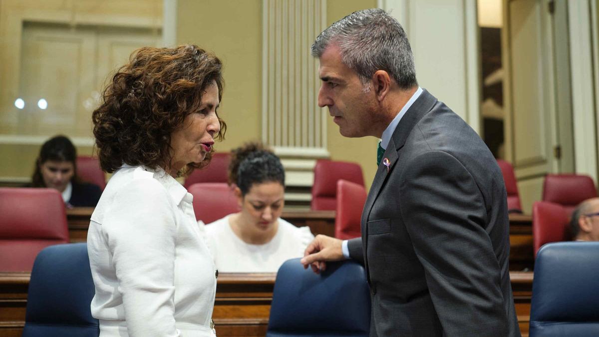 Matilde Asián conversa con Manuel Domínguez momentos antes de un pleno del Parlamento de Canarias.