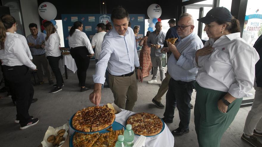 Exodo de ayuda hacia los pueblos afectados en la pasarela de La Torre, jóvenes organizandose