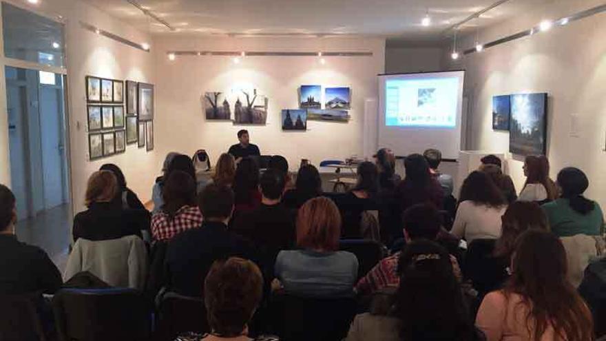 Mario González, al fondo, durante su intervención en el seminario sobre indumentaria tradicional. Foto