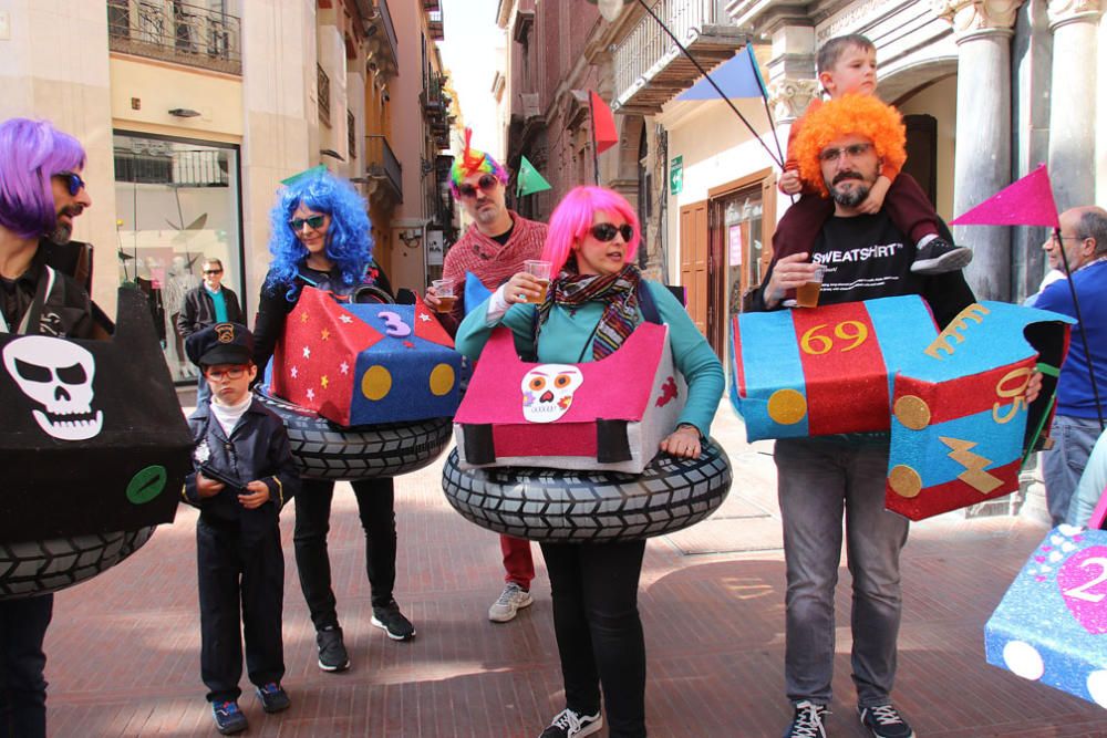 Las familias y los niños disfrazados toman las calles del centro de Málaga el primer domingo de Carnaval.