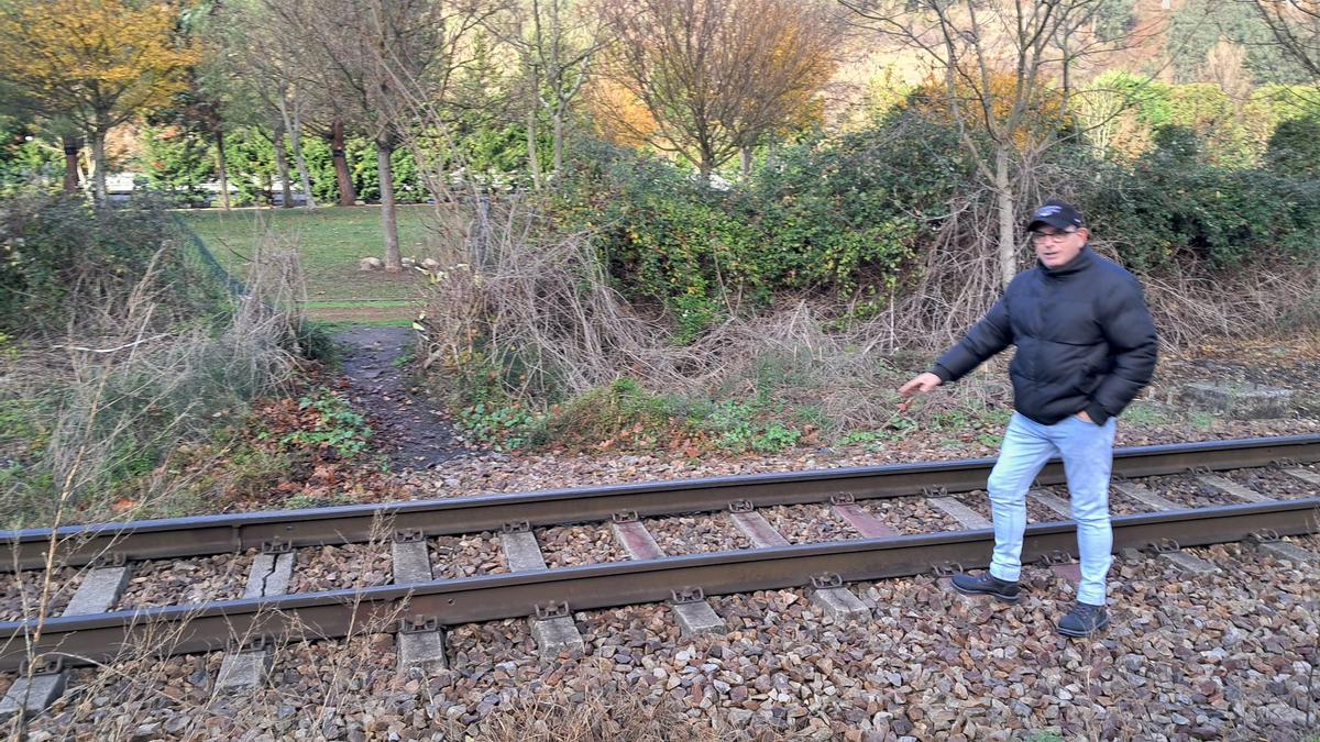 Salvador Vázquez muestra una de las zonas de paso a través del tendido ferroviario.