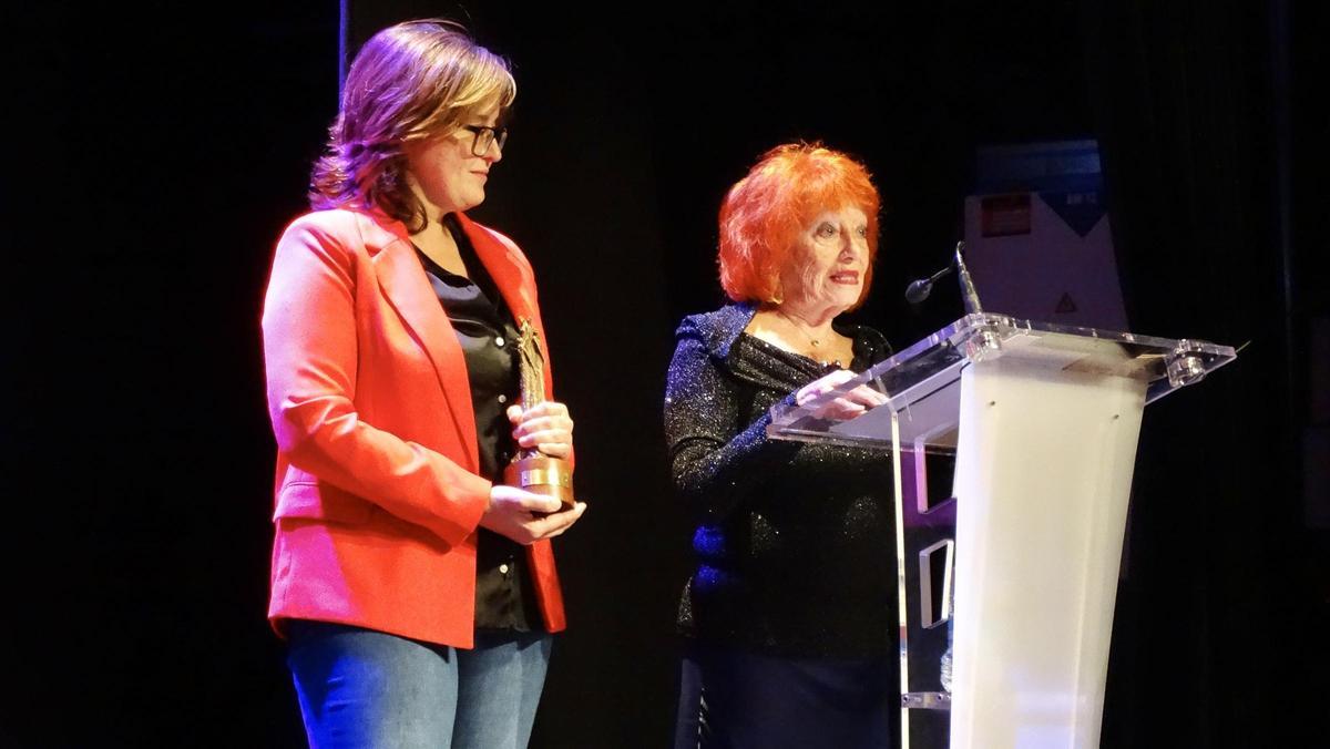 La concejala Lucía Fernández junto a Julia Sevilla.