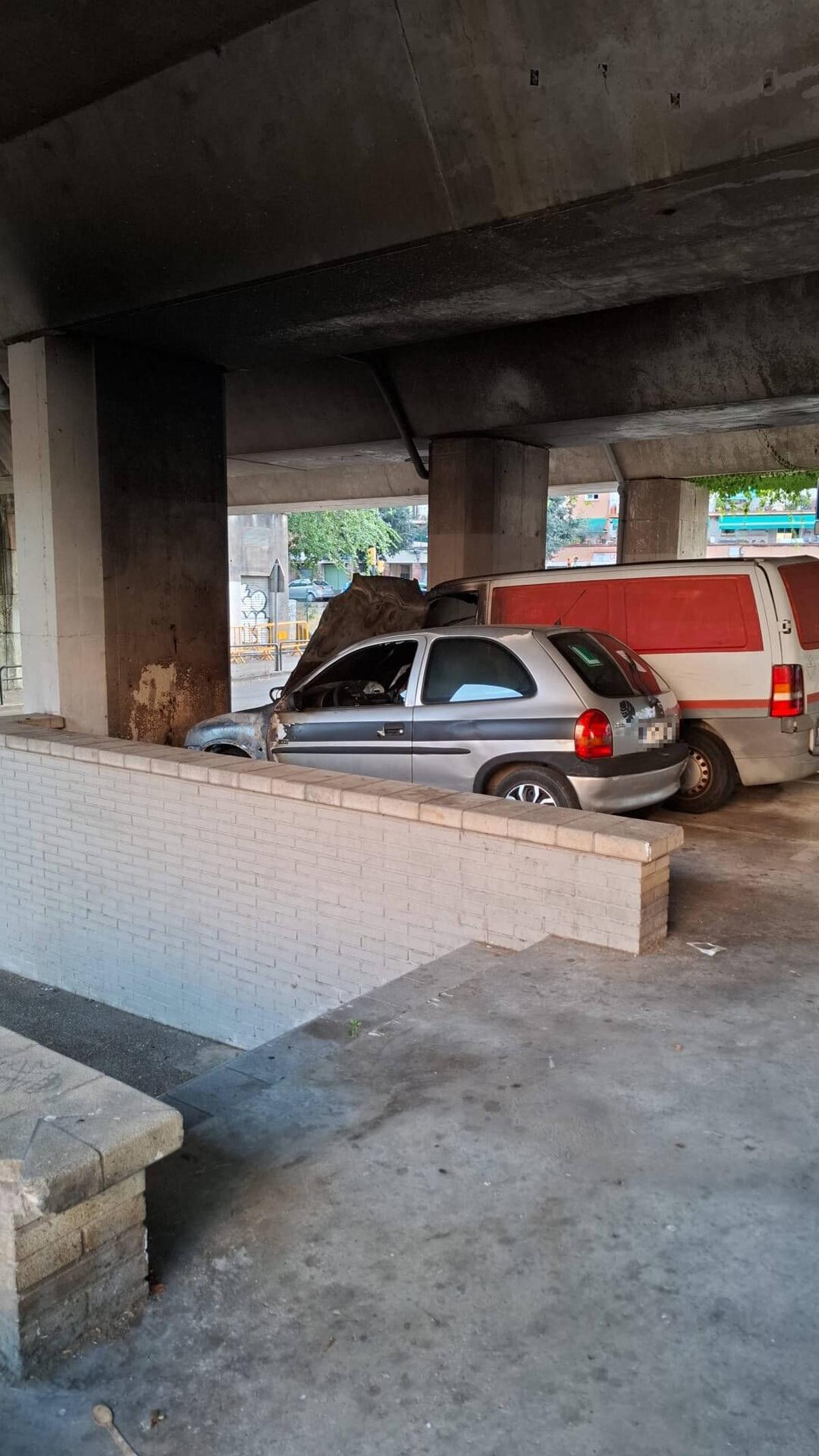 Girona carrer Cassià Costal - Josep Maria Gironella incendi vehicles un cotxe i una furgoneta provocat intencionat Policia Municipal busca el piròman