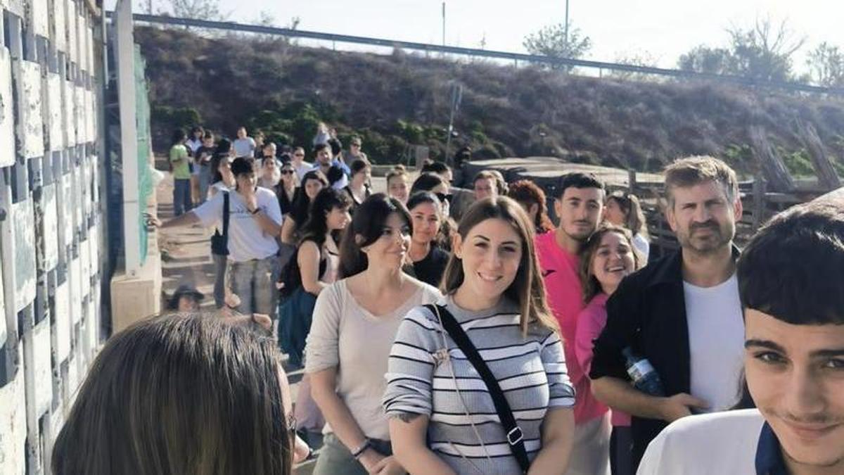 Colas de gente a la puerta de la protectora para acoger a los animales.