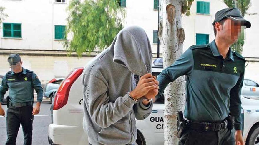 El presunto autor del crimen, tras ser detenido por la Guardia Civil.