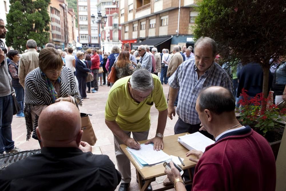 Manifiesto y entrega de firmas a favor de mantener la imagen de la Virgen del Carbayu en el Ayuntamiento de Sama