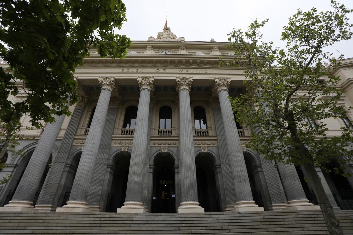 Archivo - Fachada del edificio de la Bolsa de Madrid