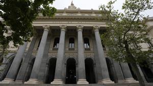 Archivo - Fachada del edificio de la Bolsa de Madrid