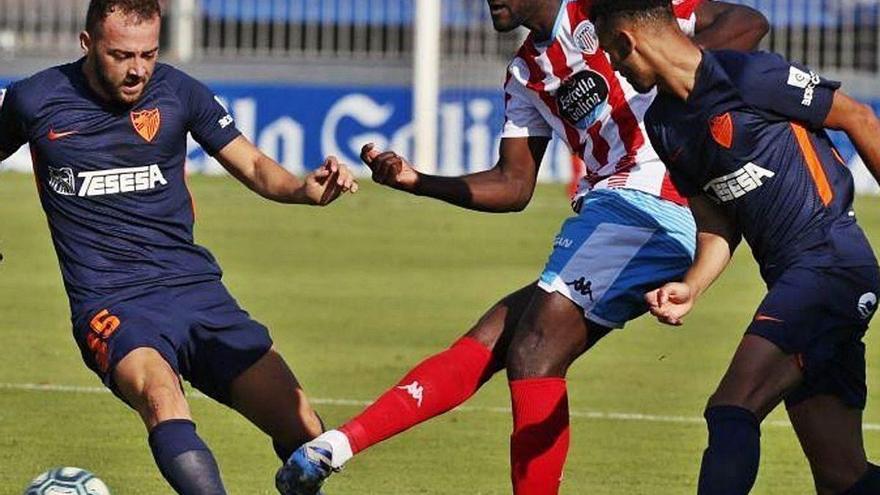 Acción del Lugo-Málaga disputado ayer en el Anxo Carro.