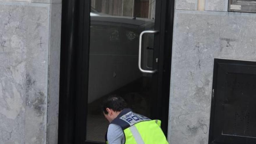 Un policía nacional investiga en la zona donde ocurrió el ataque.