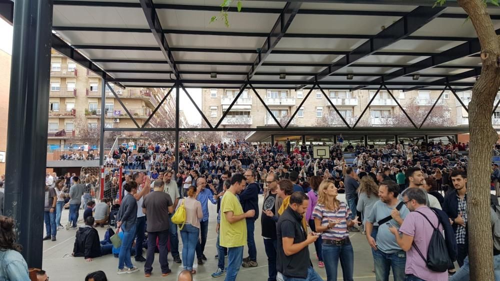 La gent espera l'arribada de la policia a l'escola el Pla.