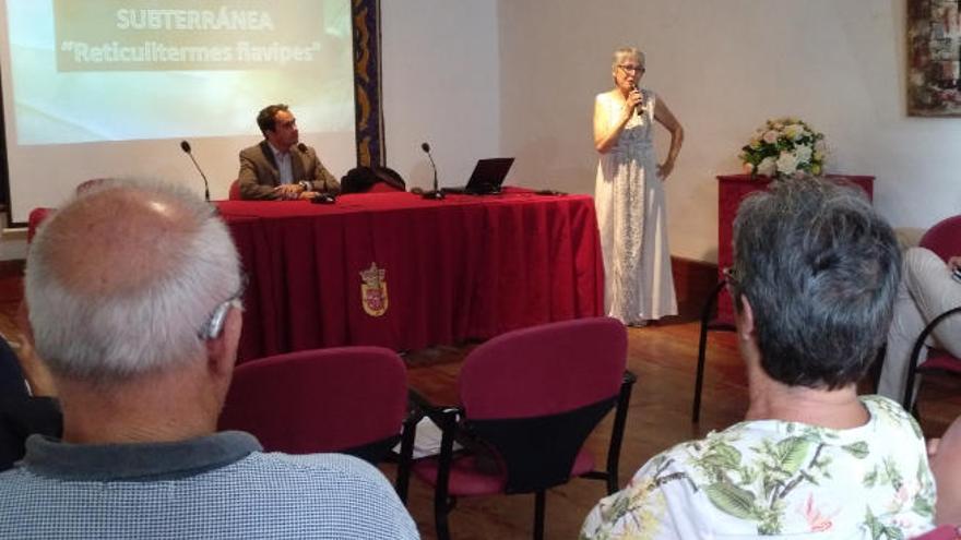 El alcalde de Tacoronte, José Daniel Díaz (NC), y la edil de Medio Ambiente, Carmela Díaz (SSP), en una reunión con afectados.