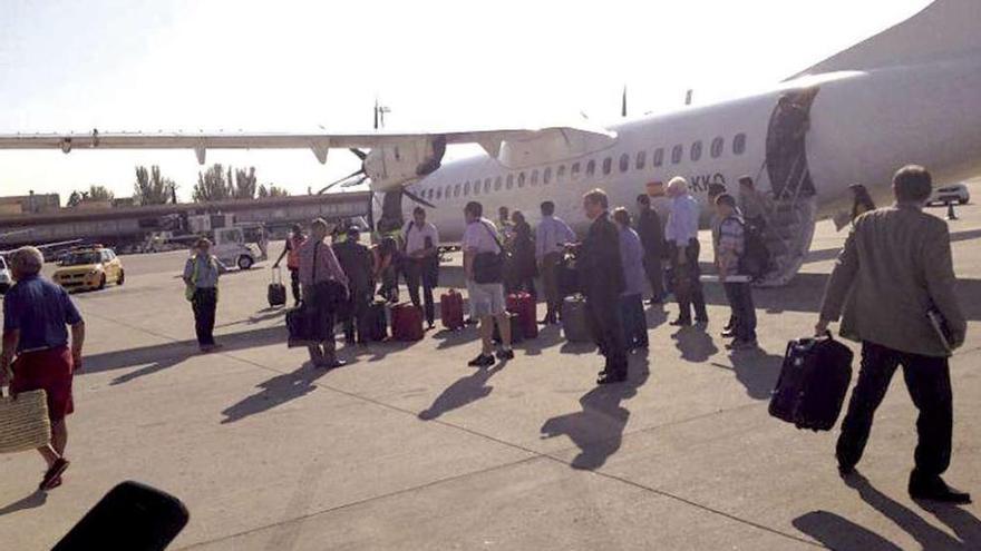 Aterrizaje forzoso y en la pista equivocada de un avión de Vigo