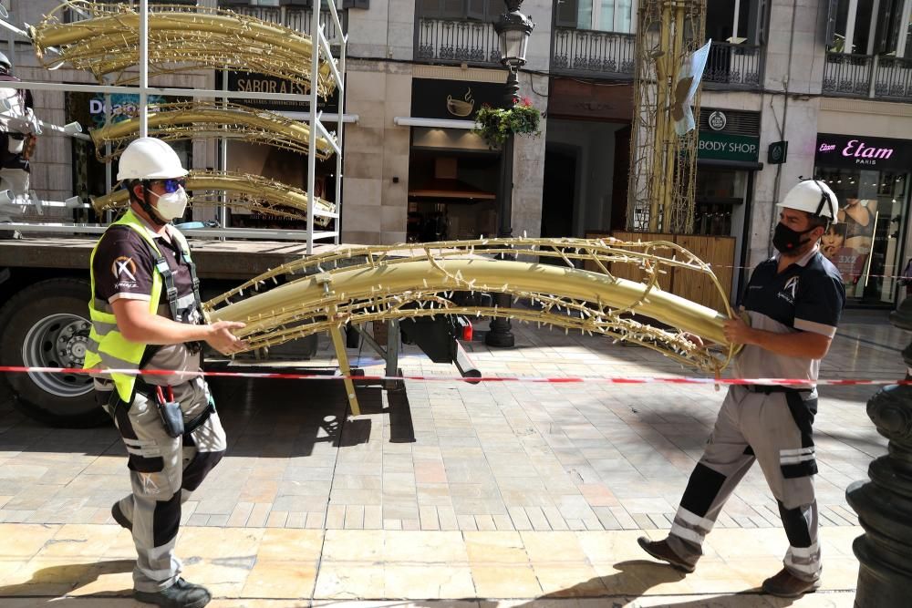 Una vez instalada la estructura los operarios se encargan ahora de colocar los elementos que componen la cúpula luminosa del alumbrado.