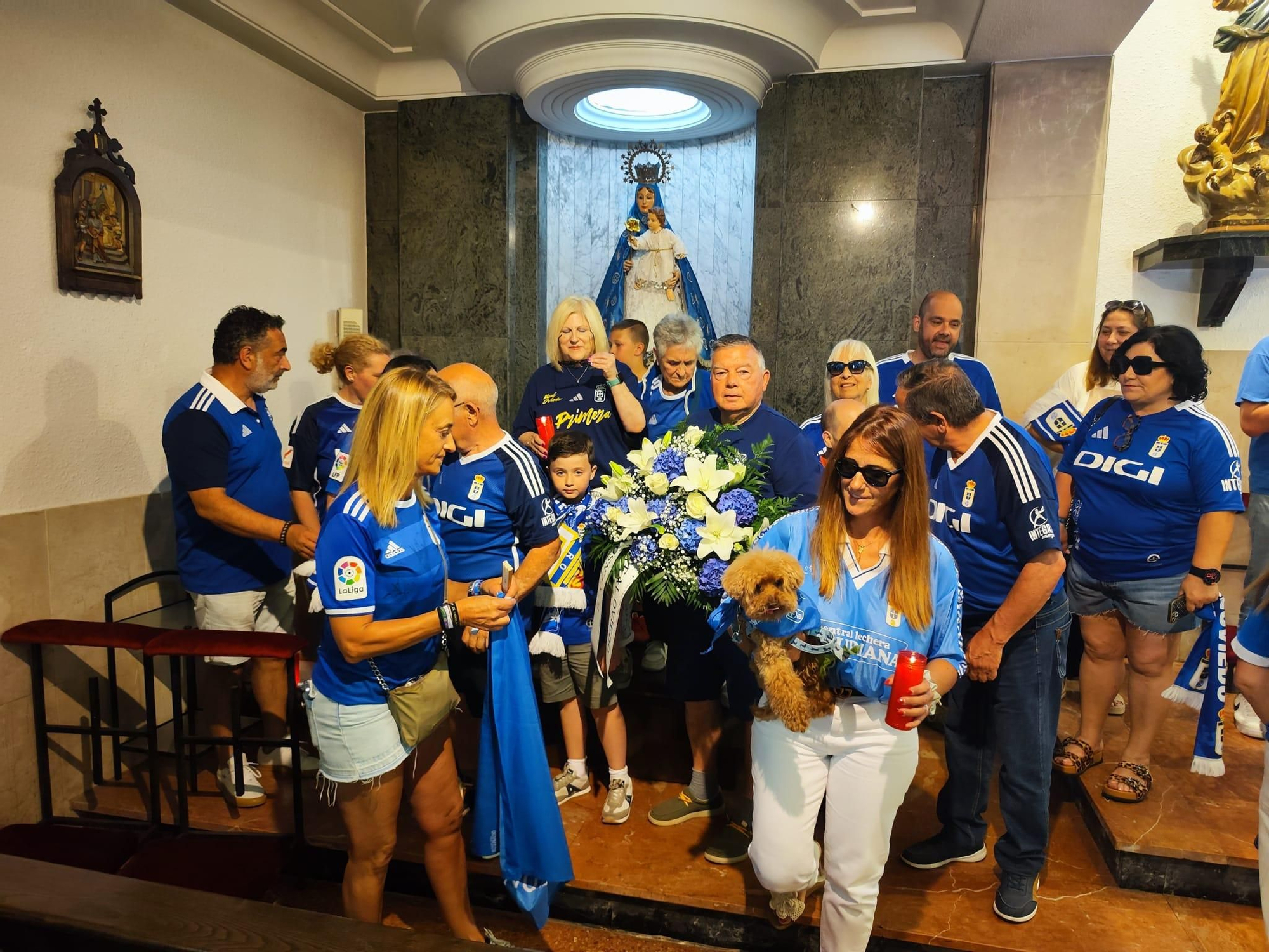 Ofrenda azul en Lugo de Llanera: los oviedistas agradecen a Santa María el ascenso a Primera