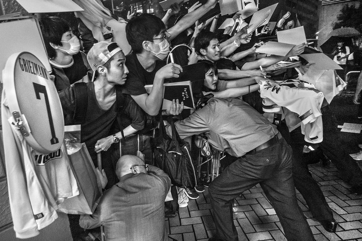 Imagen de fans japoneses captada por Ernesto Valverde desde el interior del bus del Barça en un partido amistoso en Japón.