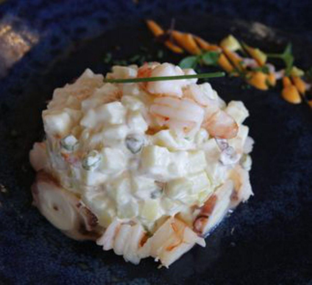 l Oben: Andalusische Ensaladilla mit Oktopus und und Garnelen. l Tumbet. | FOTOS: NELE BENDGENS