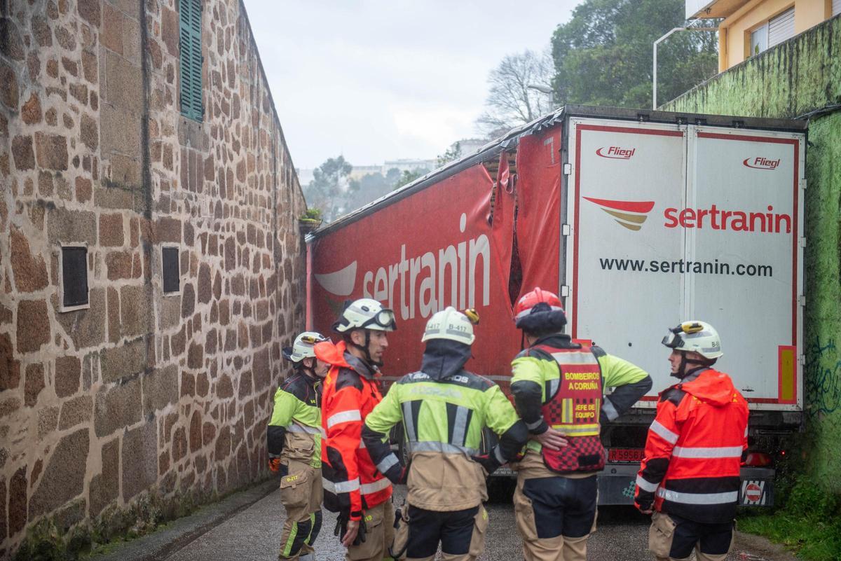 Un tráiler, atascado en As Xubias