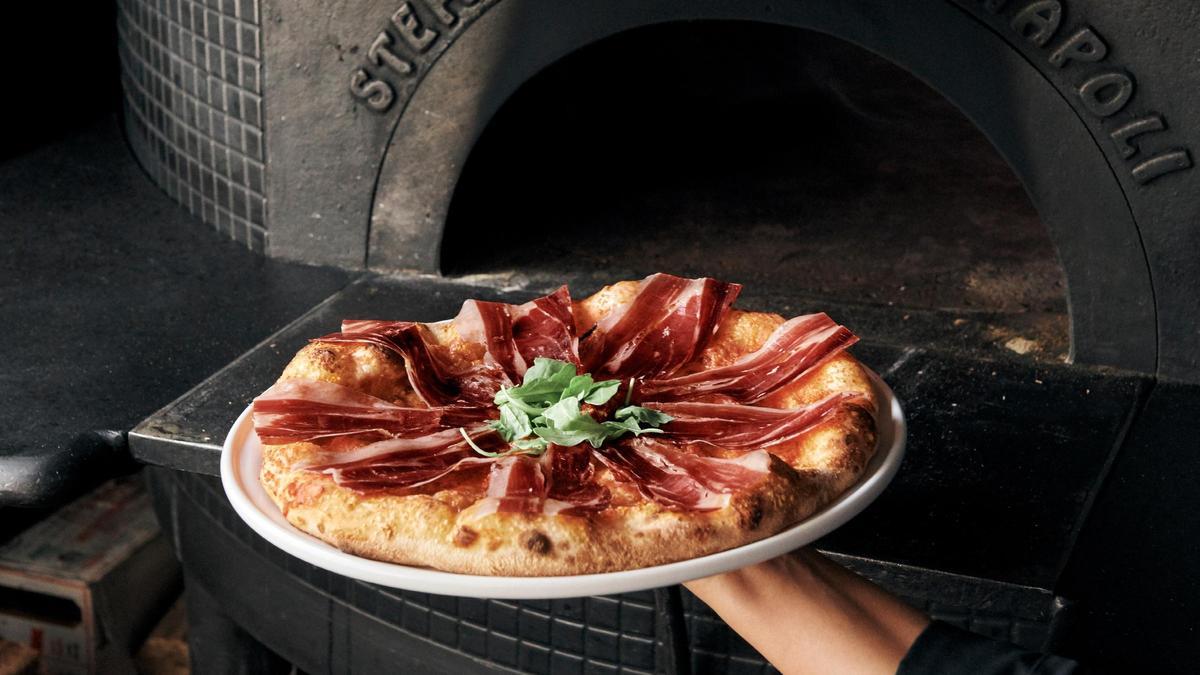 Así es la pizza de jamón de Jabugo que une Italia con Huelva