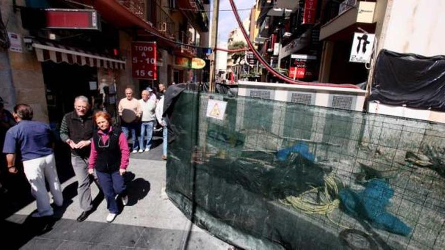 Imagen de ayer de los transformadores eléctricos que ocultan las tiendas de la calle Tomás Ortuño.