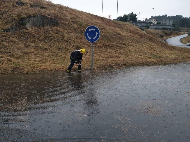 Una lluvia torrencial en Ourense deja el centro inundado. // FdV | Brais Lorenzo