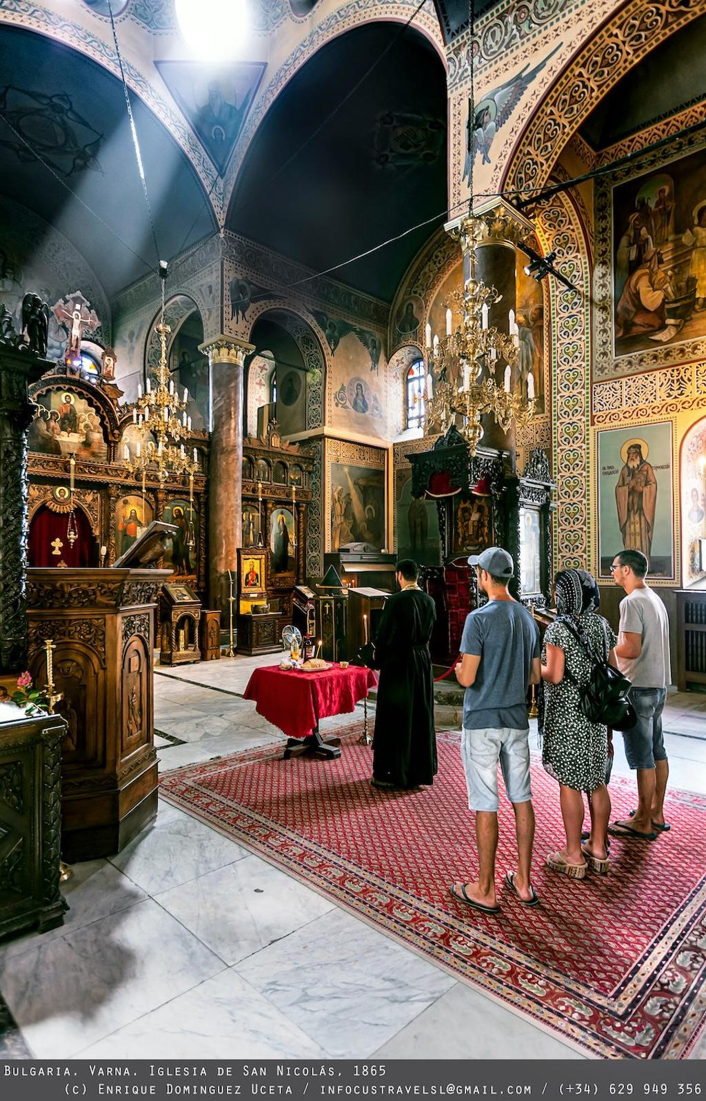 Interior de la iglesia San Nicolás en Varna.