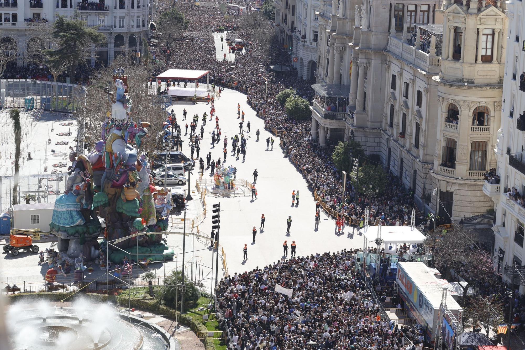 Llenazo total en València en un sábado de sol y muchas ganas de Fallas