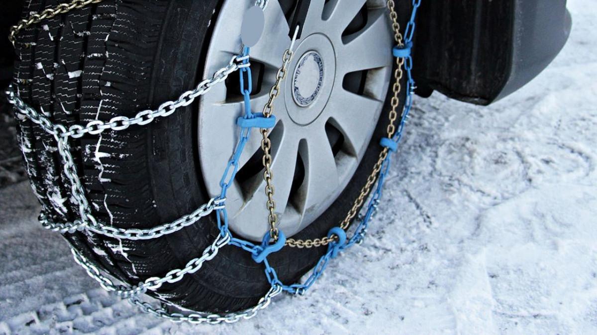 Cadenas para la nieve en la rueda de un coche