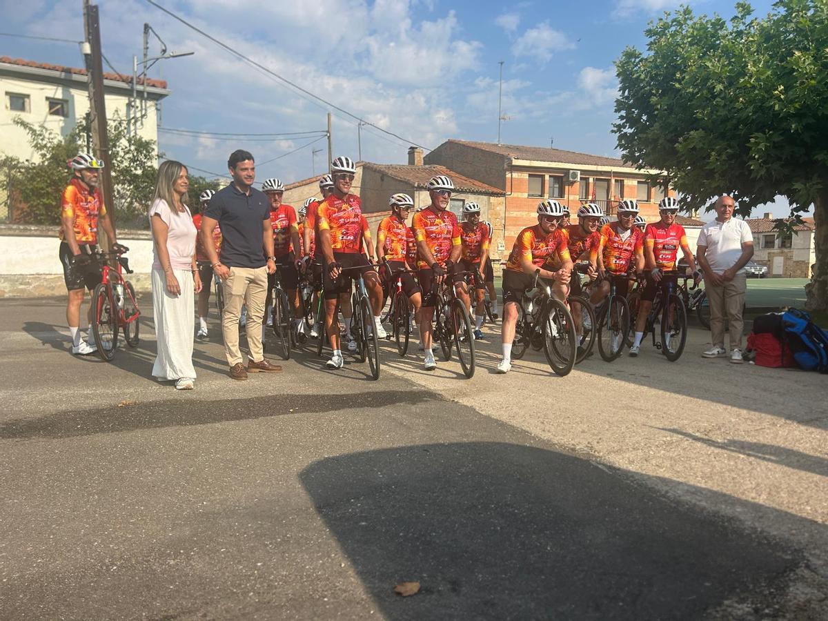 Los participantes, autoridades y responsables de la Ruta del Vino, en la salida de la etapa.