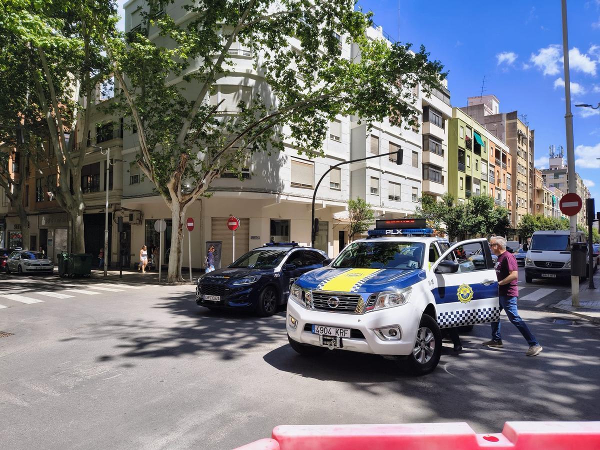 Patrullas policiales en Xàtiva este lunes.