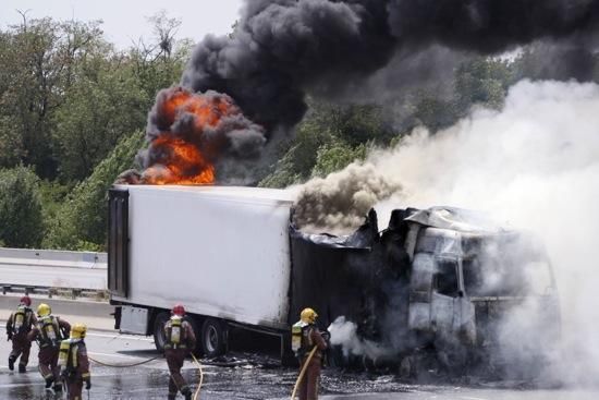 Incendi d''un camió a l''AP7