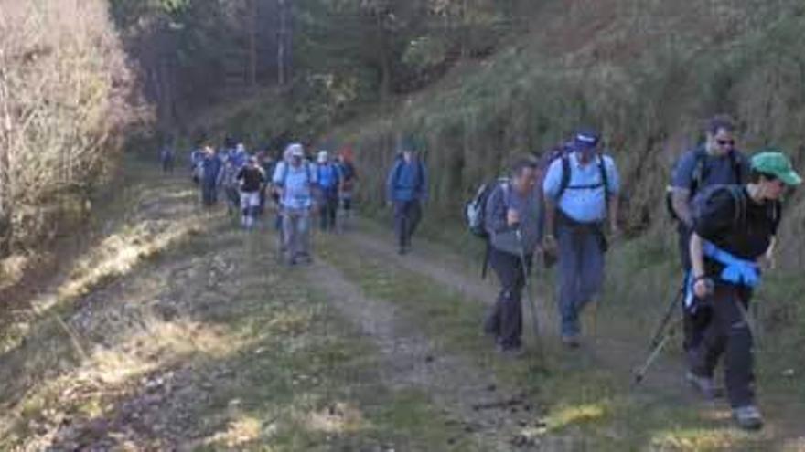 Participantes en una ruta del grupo de montaña &quot;Estoupo&quot;.
