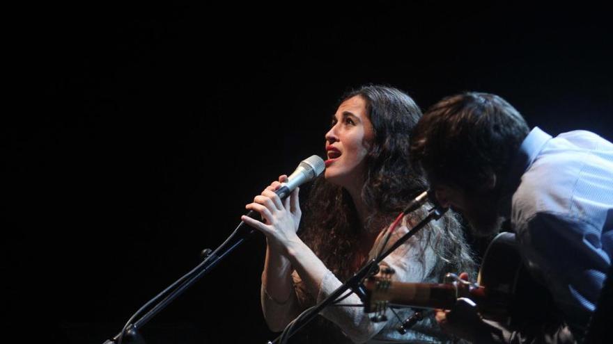Silvia Pérez Cruz junto al músico Raül Fernández Miró, durante un momento de su actuación en Cartagena.