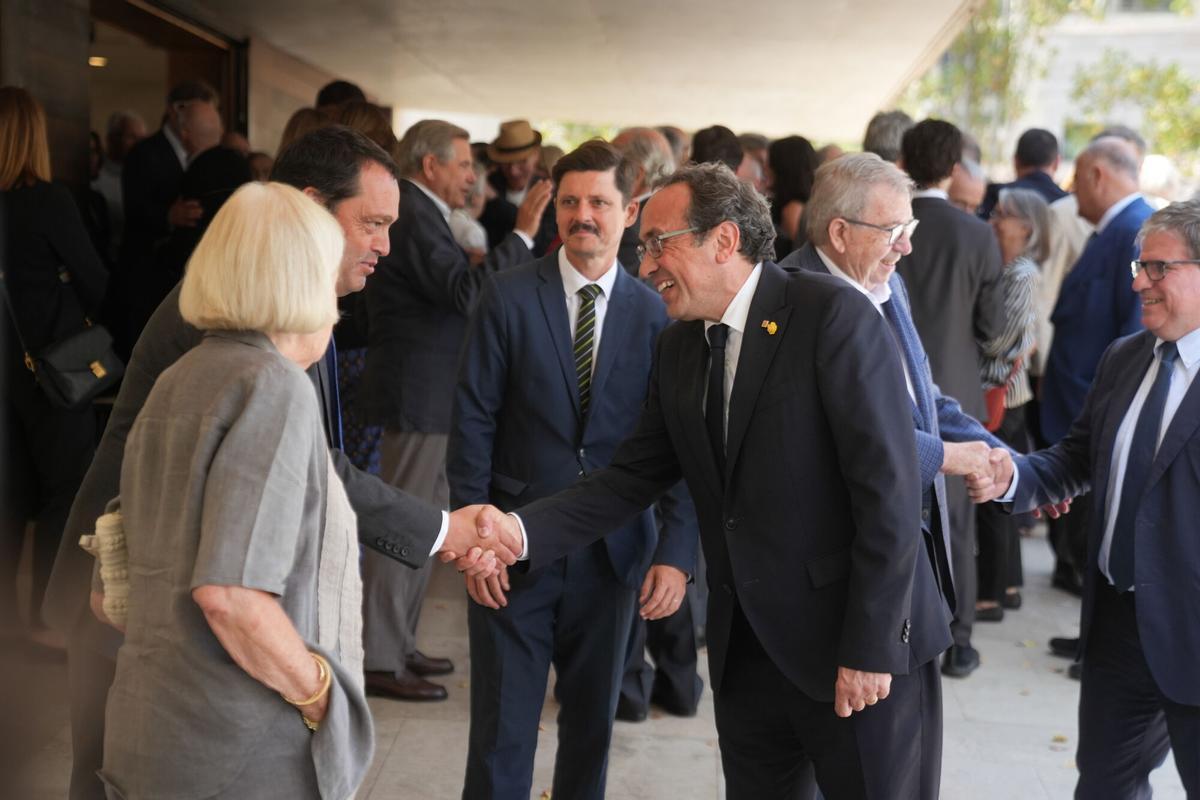 El presidente del Parlament de Catalunya, Josep Rull (d), durante el funeral del expresidente de La Caixa Josep Vilarasau, en el Tanatori de Sant Gervasi, a 30 de julio de 2026, en Barcelona, Catalunya (España).