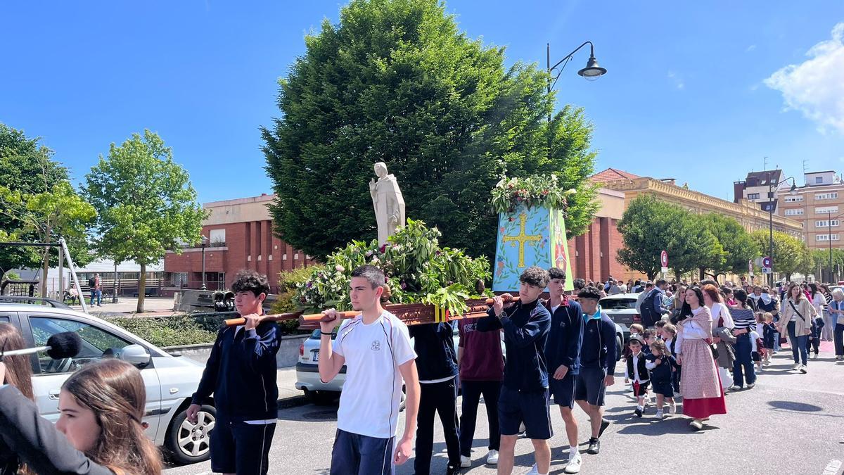 El colegio Virgen Mediadora Dominicas de Gijón clausura las fiestas por el Padre Coll (en imágenes)