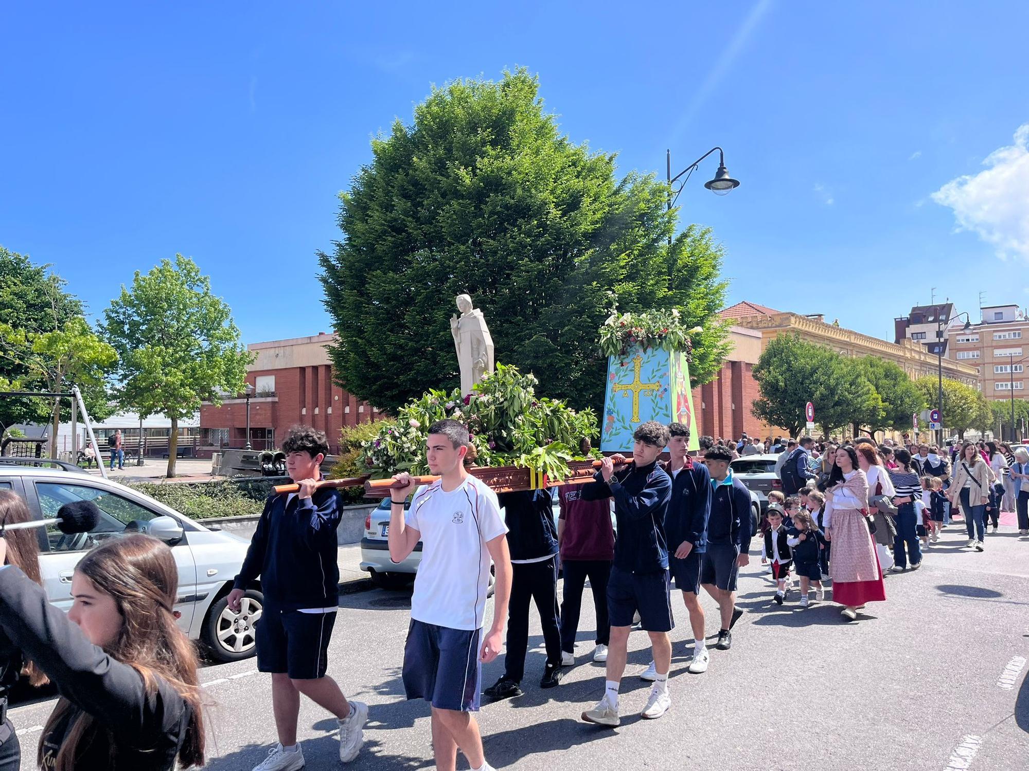 El colegio Virgen Mediadora Dominicas de Gijón clausura las fiestas por el Padre Coll (en imágenes)