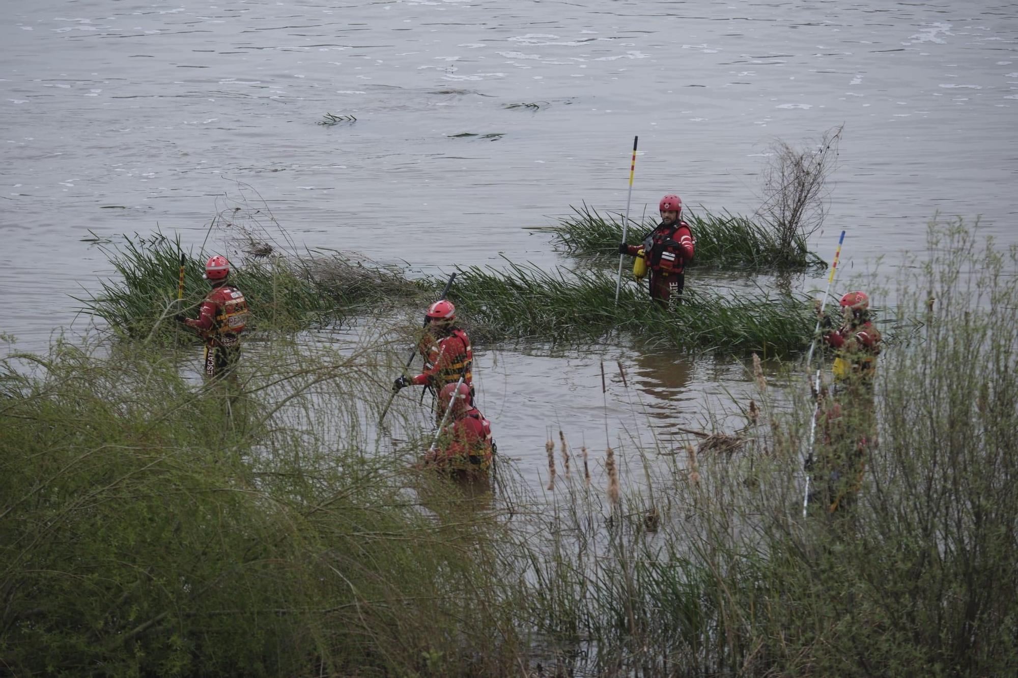 Fotogalería | Continúa la búsqueda del menor de 13 años desaparecido en el río